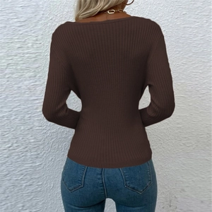 Vue détaillée du dos et de la texture en maille côtelée de ce pull marron café cintré