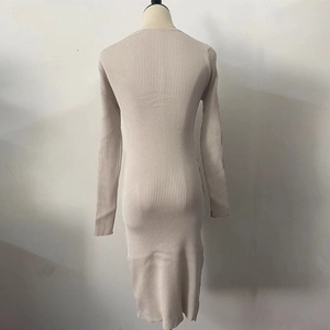 Détail de la texture en maille côtelée beige et silhouette dos de la robe mi-longue