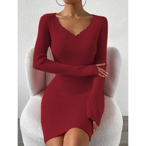 Robe en tricot côtelé rouge foncé ajustée avec col en V festonné et manches longues