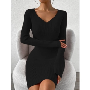 Robe en maille noire ajustée à manches longues avec texture côtelée et col en V festonné