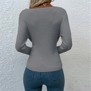 Détail du haut gris en maille côtelée montrant l'ajustement du dos et la texture