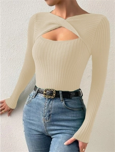 Gros plan sur un pull en maille côtelée beige avec détail de découpe croisée moderne