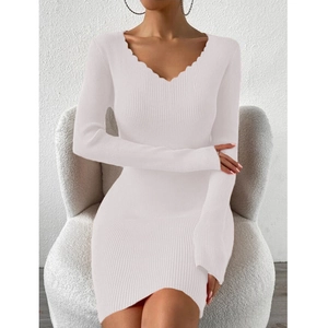 Robe courte blanche en maille côtelée à manches longues et décolleté en V festonné
