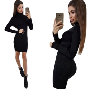 Schmal geschnittenes schwarzes Rollkragen-Strickkleid mit Rippenstruktur und Langarm