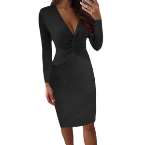 Robe en maille noire à manches longues avec col en V, nœud torsadé et coupe moulante