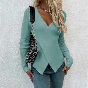 Détail d'un pull en maille côtelée vert menthe avec un design cache-cœur col en V chic