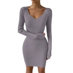 Robe en maille ajustée mauve à manches longues, col V festonné et texture côtelée