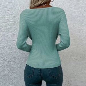 Détail du pull en maille côtelée vert menthe montrant le col carré et la texture douce