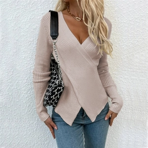Détail de la maille côtelée beige clair et de l'ourlet croisé asymétrique ajusté
