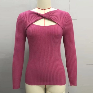 Détail rapproché d'un pull en maille côtelée rose avec nœud évidé irrégulier