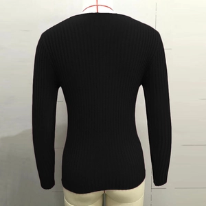 Détail du dos de ce pull en maille côtelée noire avec une coupe ajustée élégante