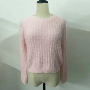 Dettaglio maglione rosa in maglia a coste con consistenza morbida e scollo rotondo classico