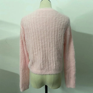 Dettaglio posteriore del maglione in maglia rosa peluche con texture morbida e coste