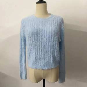 Dettaglio del maglione in maglia felpata azzurro con morbida texture a righe