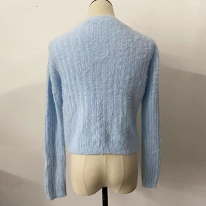 Dettaglio del retro di un maglione in maglia soffice azzurro con trama a coste verticali
