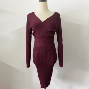 Détail de la robe en maille côtelée bordeaux avec décolleté en V et taille marquée