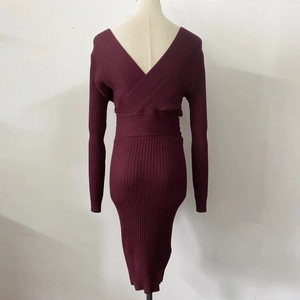 Détail d'une robe en maille bordeaux avec col en V croisé dans le dos sur mannequin