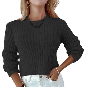 Maglione da donna nero con lavorazione a costine verticali, girocollo e maniche lunghe