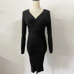 Détail de la robe en maille à col en V avec texture côtelée verticale et coupe ajustée