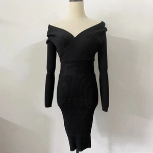 Détails d'une robe noire en maille côtelée avec col en V croisé et taille cintrée élégante