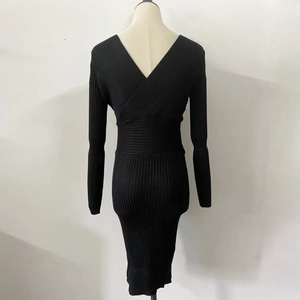 Détail d'une robe mi-longue en maille noire à col en V avec texture côtelée ajustée