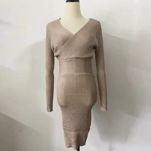 Détail de la robe en maille kaki avec col en V croisé et texture côtelée à la taille fine