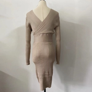 Détail du col en V au dos et texture en maille côtelée sur la robe mi-longue beige