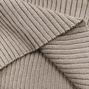 Gros plan sur la maille côtelée verticale texturée beige chaud pour les chandails