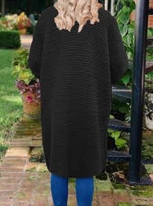Damen Strickjacke in Schwarz, locker geschnitten mit grober Textur, Rückansicht