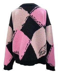 Détail du motif à losanges rose et violet au dos du pull en maille noir à col rond