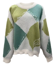 Détail de la texture en maille et du motif géométrique color-block sur le pull