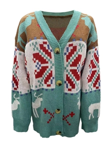 Détail du cardigan de Noël avec motifs de renne et flocon de neige et grands boutons marron