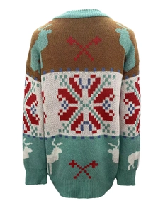 Détail du cardigan de Noël tricoté avec des motifs de rennes et de flocons de neige