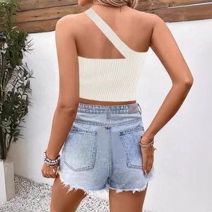 Dettaglio posteriore del crop top bianco monospalla in maglia a coste con trama sottile