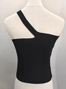 Dettaglio della trama in maglia a coste nera di un sexy crop top monospalla da donna