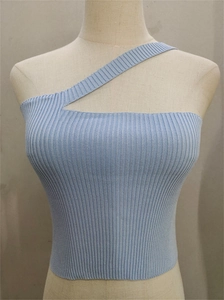 Dettaglio del tessuto a costine azzurro su un top corto sexy monospalla da donna