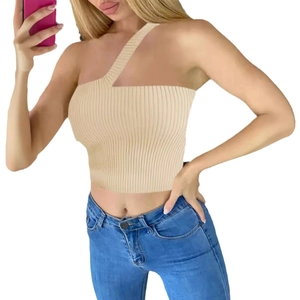 Top corto in maglia a coste beige monospalla vestibilità slim con jeans in denim