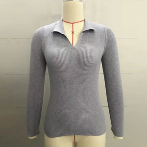 Détail pull polo gris à manches longues en tricot côtelé avec col en V élégant