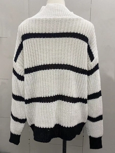 Vue arrière d'un pull en tricot à rayures horizontales noires et blanches classiques