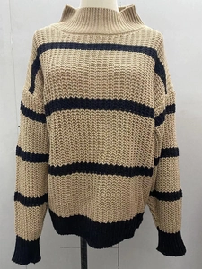 Gros plan du pull à rayures en maille épaisse avec col roulé et texture détaillée