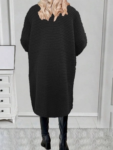 Vista posteriore di un lungo cardigan oversize in maglia grossa nera da donna