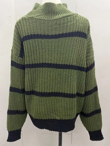 Vue arrière détaillée d'un pull en maille épaisse à rayures vertes et noires