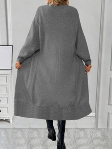 Detail der dunkelgrauen Strickjacke mit breitem Rippsaum und gemütlicher Oversized-Rückansicht