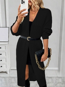 Detailansicht eines langen schwarzen Strick-Cardigans mit Ledergürtel und Goldschnalle