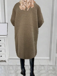 Vista posteriore di un lungo cardigan marrone in maglia grossa con vestibilità comoda
