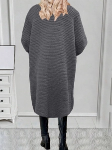Dettaglio del cardigan lungo grigio con trama a maglia grossa e design dalla vestibilità comoda