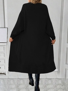 Rückansicht eines langen schwarzen Oversize-Strickcardigans mit gerippten Bündchen