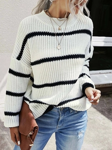 Détails de la texture du pull en tricot à rayures noires et blanches avec col rond côtelé