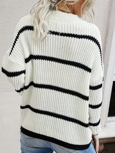 Détail de l'arrière d'un pull en maille épaisse avec rayures horizontales noires et blanches