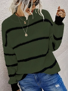 Détail d'un pull en maille à rayures vert foncé et noir avec col rond et bords-côtes